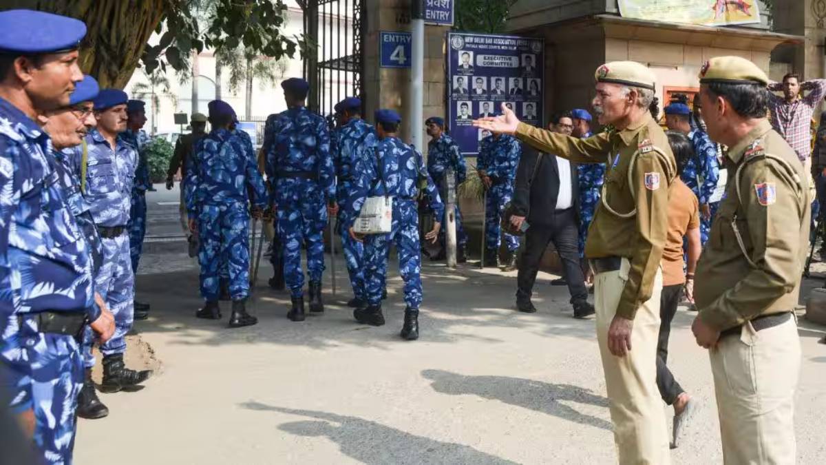 দেশজুড়ে ফের নাশকতার ছক, দিল্লি পুলিশের জালে ৩ জঙ্গি