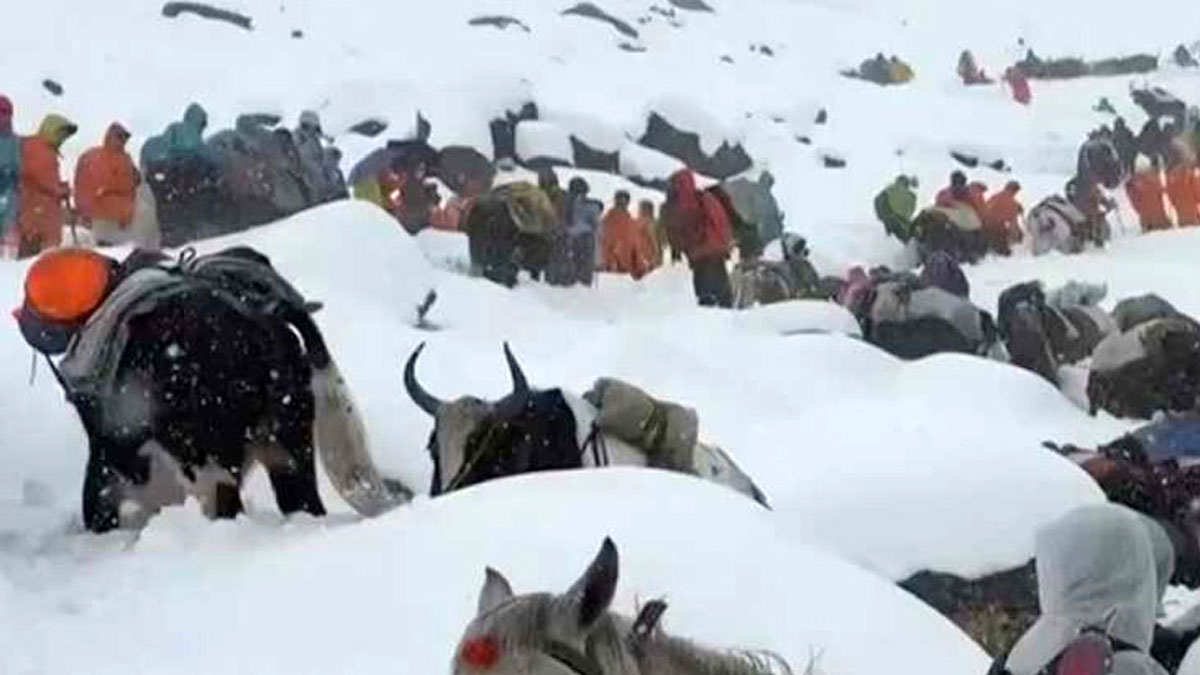 নেপালে হিমালয়ের পাদদেশে আটকে কয়েকশো পর্যটক