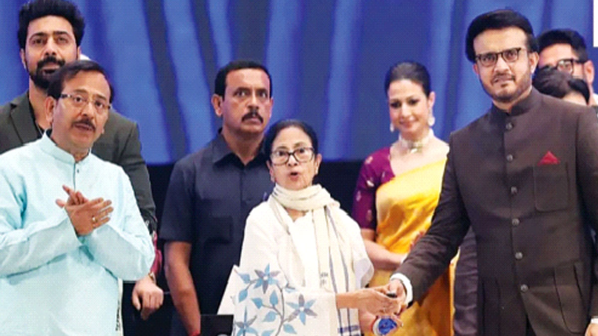 আন্তর্জাতিক মানের হকি স্টেডিয়াম উদ্বোধন করলেন মুখ্যমন্ত্রী