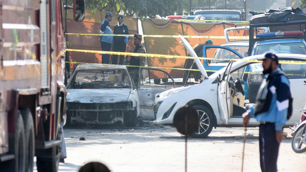 ইসলামাবাদ আদালতে রক্তক্ষয়ী হামলা, দেশজুড়ে আইনজীবীদের বয়কট