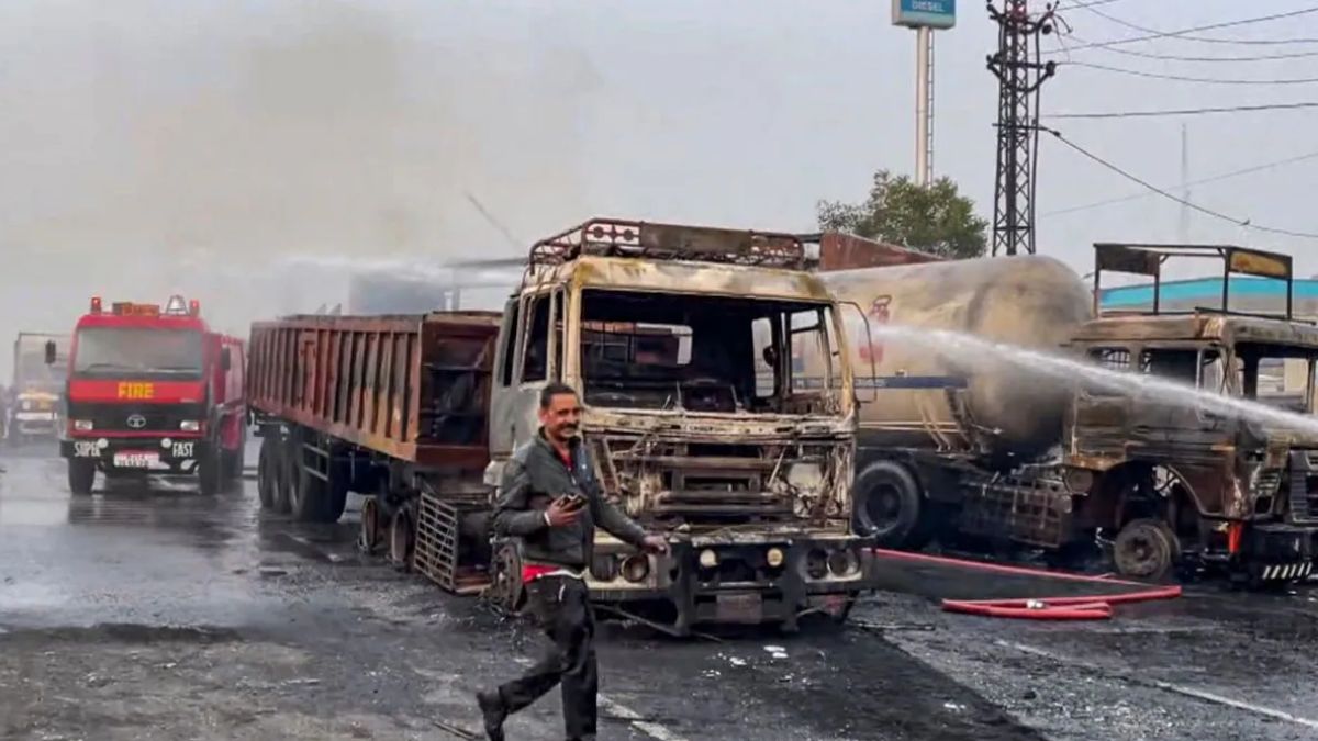 মদ্যপ চালকের ডাম্পারের ধাক্কা পর পর গাড়িতে, ভয়াবহ দুর্ঘটনায় লাফিয়ে বাড়ছে মৃত্যু সংখ্যা