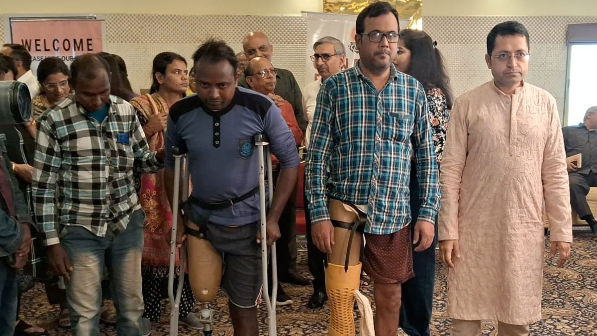 বিবাহের ৫০ বছরের স্মরণে শতাধিক মানুষকে কৃত্রিম অঙ্গ দান দম্পতির