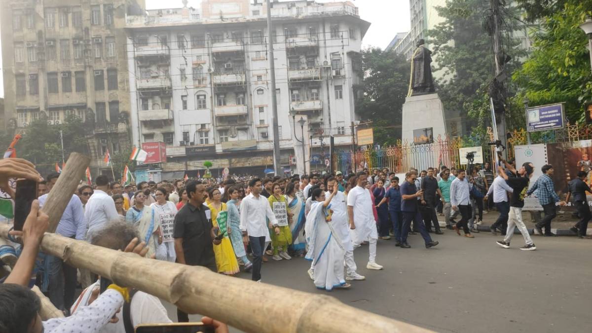 বিজেপির ‘ষড়যন্ত্রে’র প্রতিবাদে পথে মমতা-অভিষেক