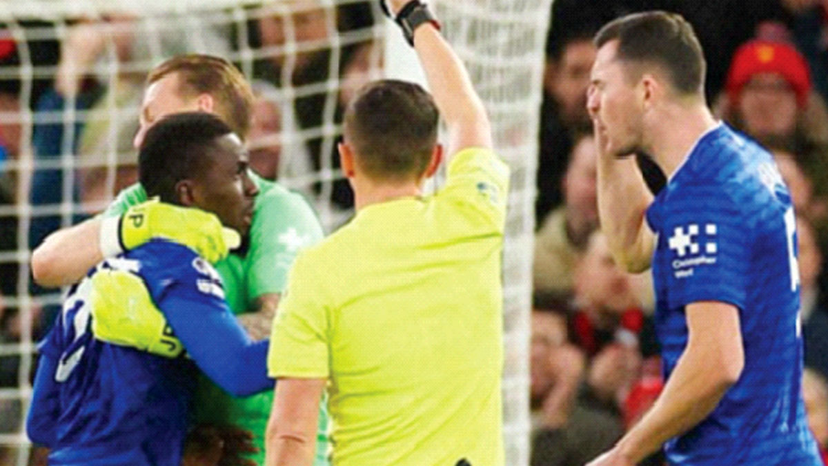 সতীর্থকে চড় মেরে লাল কার্ড ইদ্রিসার, এভার্টনের কাছে হার ম্যান ইউর