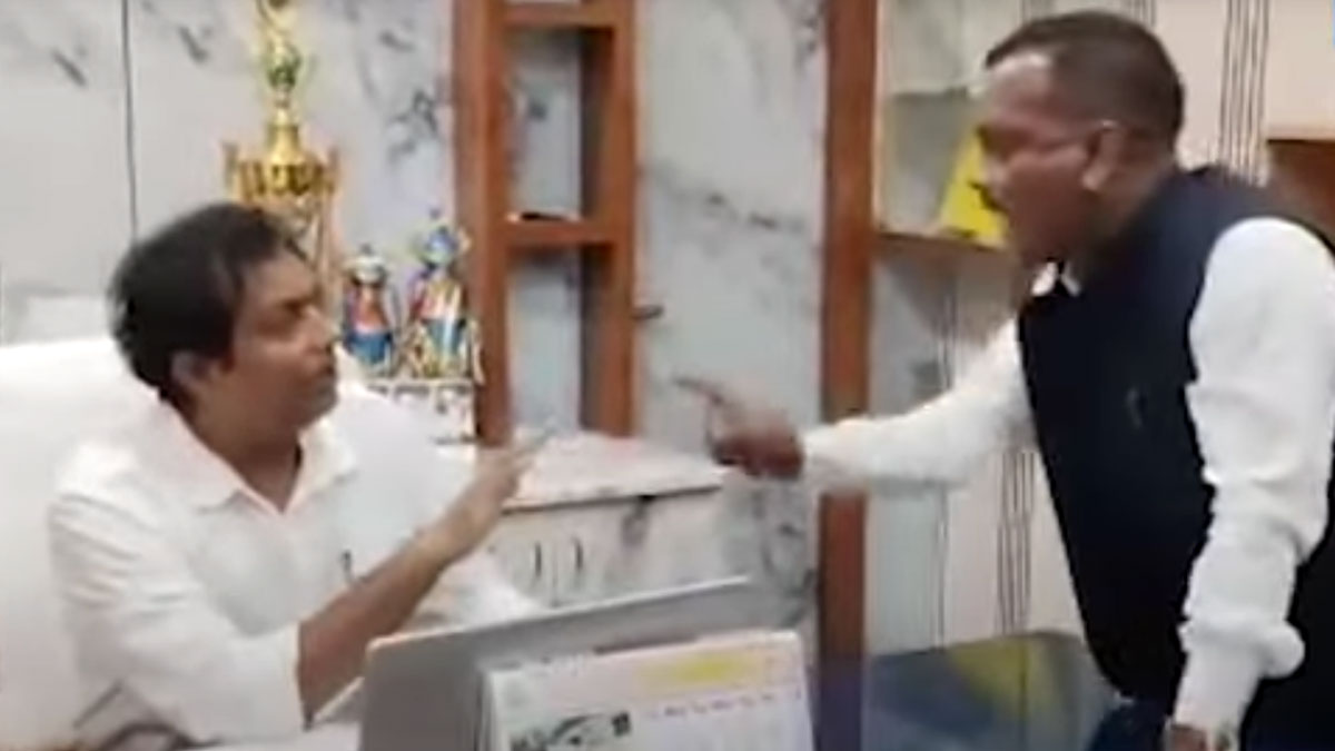 বিডিও দপ্তরে টেবিল চাপড়ে ‘হম্বিতম্বি’, মনোজ টিগ্গার ভাইরাল ভিডিও ঘিরে তোলপাড়