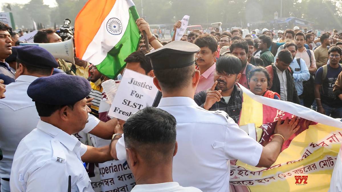 অতিরিক্ত ১০ নম্বর বাতিল সহ একাধিক দাবিতে পথে এসএলএসটির চাকরিপ্রার্থীরা