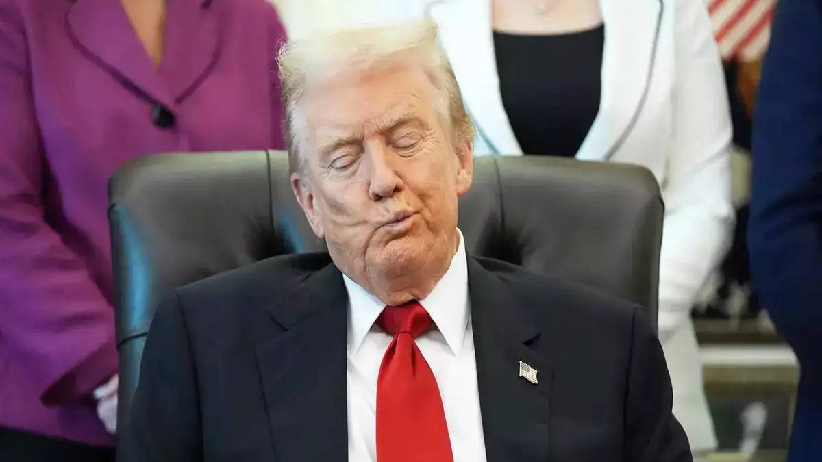 অনুষ্ঠানের মাঝে চেয়ারে বসে ঘুমিয়ে পড়লেন ট্রাম্প