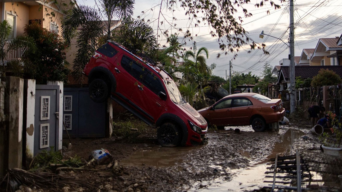 ভিয়েতনামে আছড়ে পড়ল ঘূর্ণিঝড় কালমেগি, ফিলিপাইনে নতুন ঝড়ের আশঙ্কায় জরুরি অবস্থা জারি