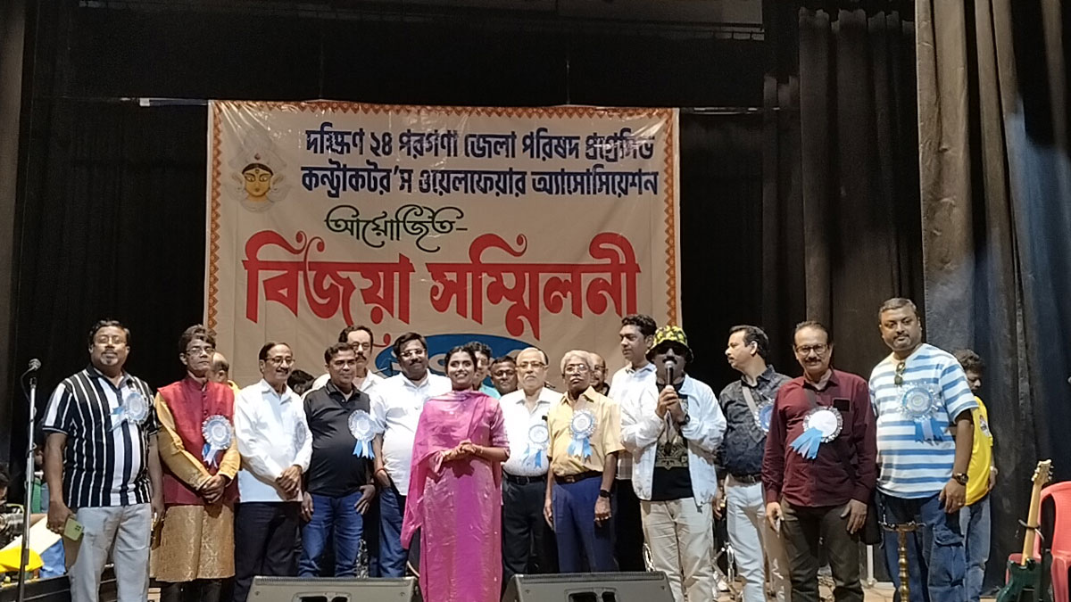 বিজয়া সম্মিলনীতে ছাত্রবৃত্তি প্রদান