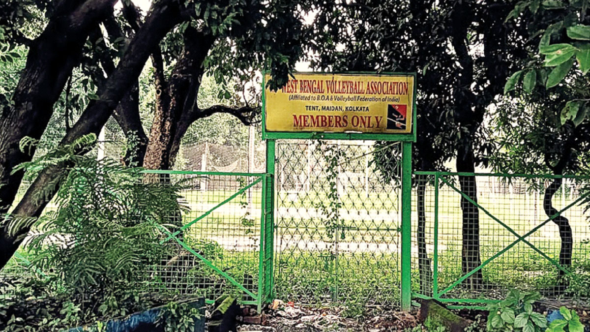 ভলিবল মাঠে অচেনা মানুষের অভব্য আচরণ