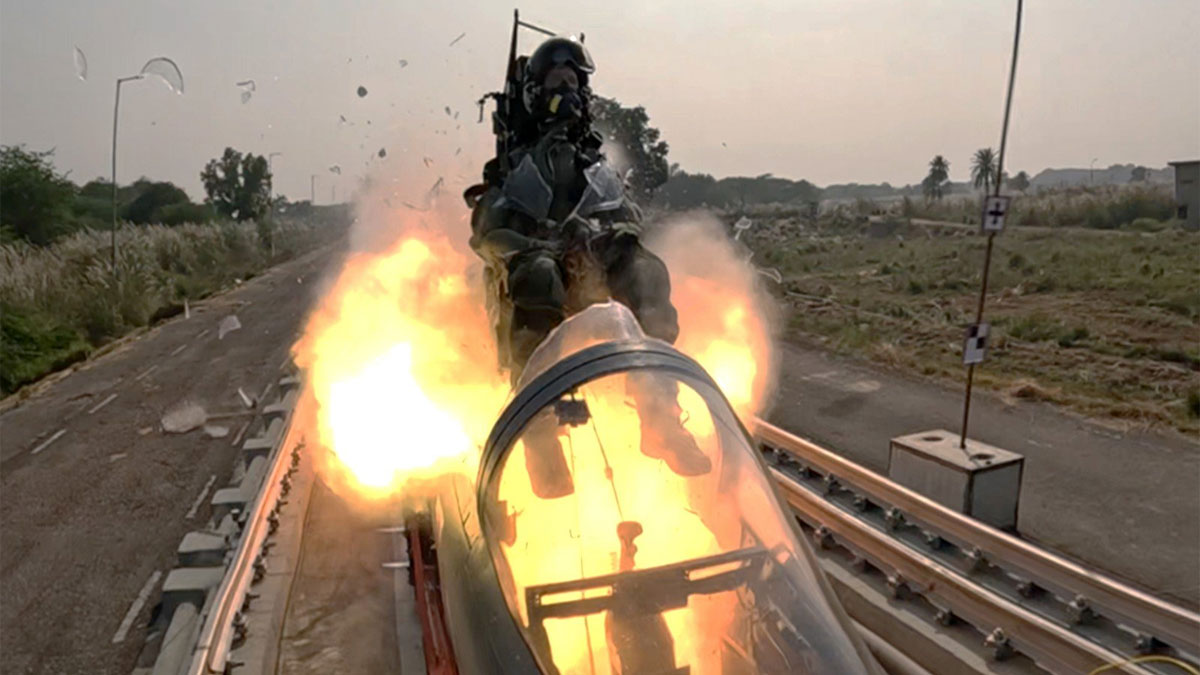 ৮০০ কিলোমিটার গতিতে যুদ্ধবিমান থেকে বেরনোর সফল পরীক্ষা