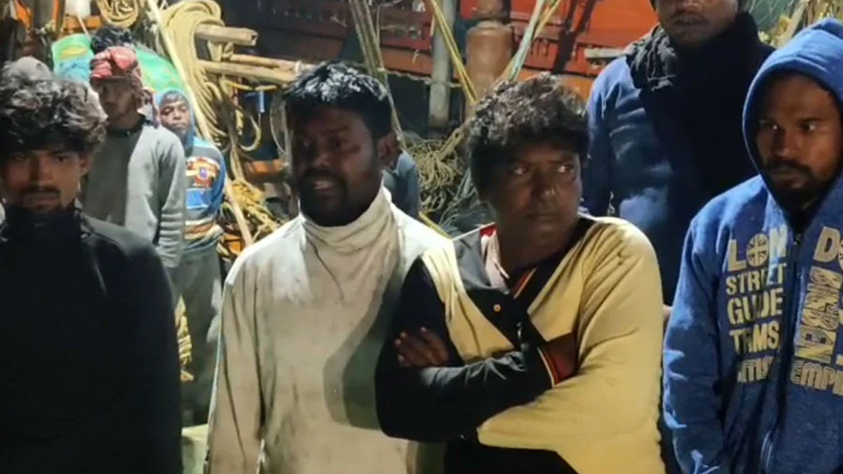 কাকদ্বীপের ট্রলারে ধাক্কা বাংলাদেশ নৌবাহিনীর জাহাজের, উদ্ধার ১১, নিখোঁজ ৫