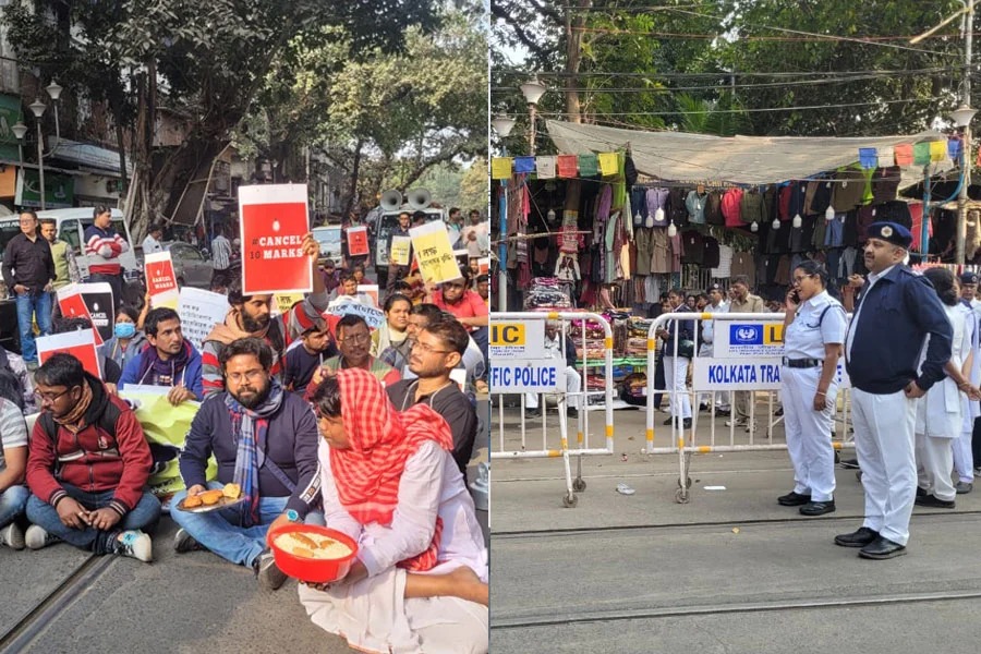 অতিরিক্ত নম্বর বাতিলের দাবিতে মিছিল