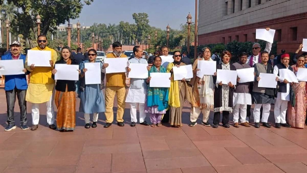 সংসদে সরব তৃণমূল, ‘সাদা কাগজ’ নিয়ে প্রতিবাদ