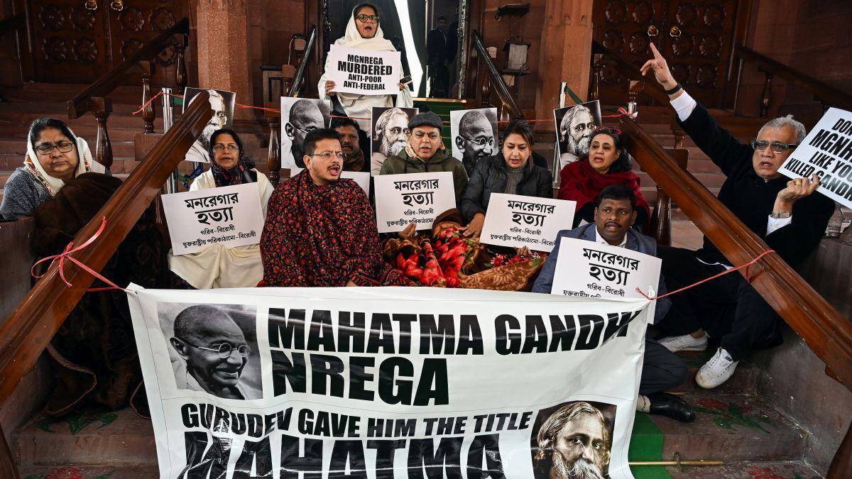 মধ্যরাতে রাজ্যসভায় পাশ ‘জিরামজি বিল’, সংসদ চত্বরে রাতভর প্রতিবাদে সাংসদরা