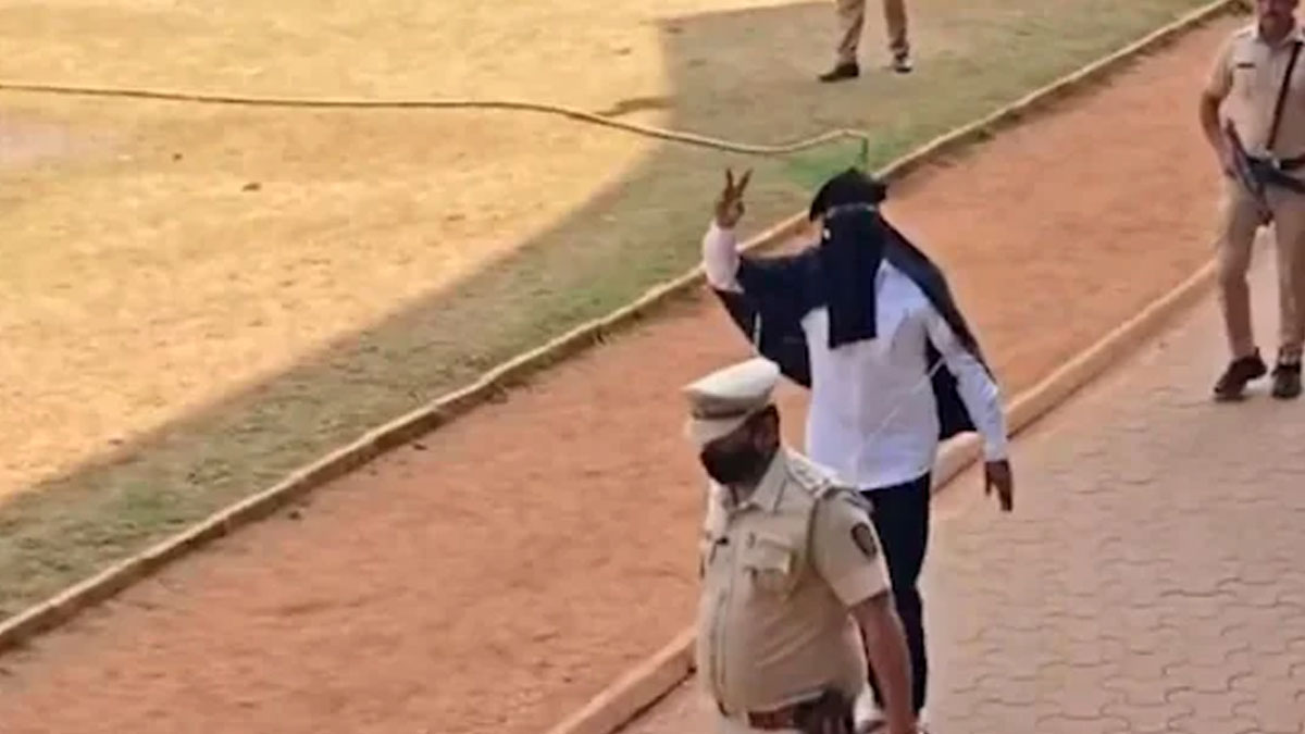 জেলবন্দি গ্যাংস্টারকে প্রিজন ভ্যান থেকে নামিয়ে মনোনয়ন জমা