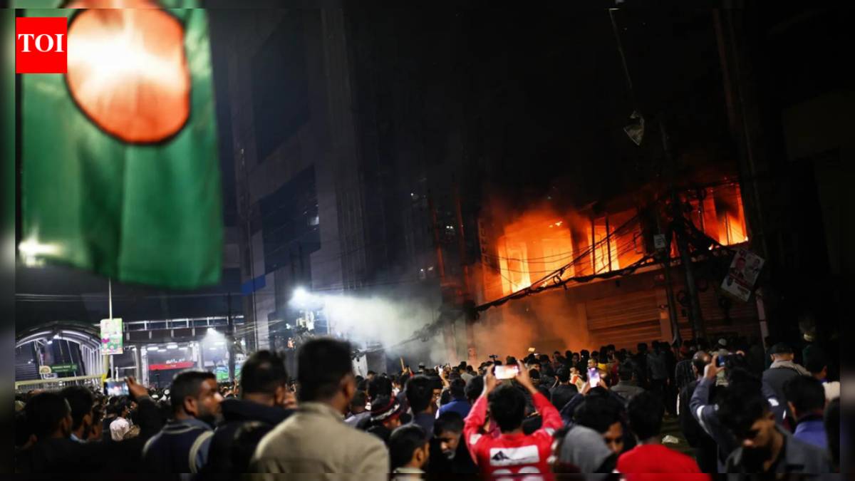 হাদির মৃত্যু ঘিরে বাংলাদেশে রাতভর বিক্ষোভ, সংবাদপত্র এবং ভারতের উপদূতাবাসে ভাঙচুর