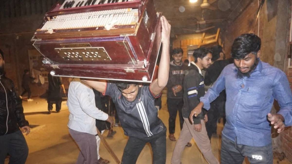 বাংলাদেশের ছায়ানট ভবনে রাতভর চলে ভাঙচুর, ছেঁড়া প্রতিষ্ঠাতা সনজীদা খাতুনের ছবি