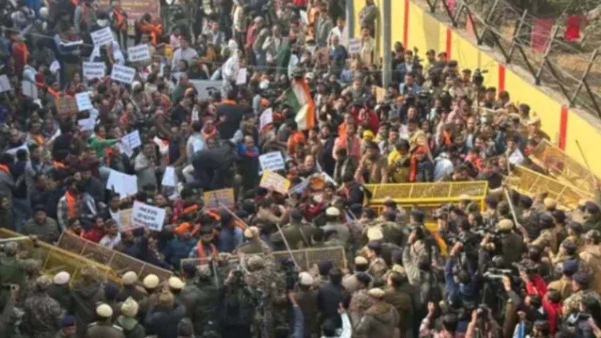 দীপু হত্যাকাণ্ডের প্রতিবাদে উত্তাল দিল্লি-কলকাতার বাংলাদেশ হাইকমিশন চত্বর, পুড়ল ইউনুসের কুশপুতুল