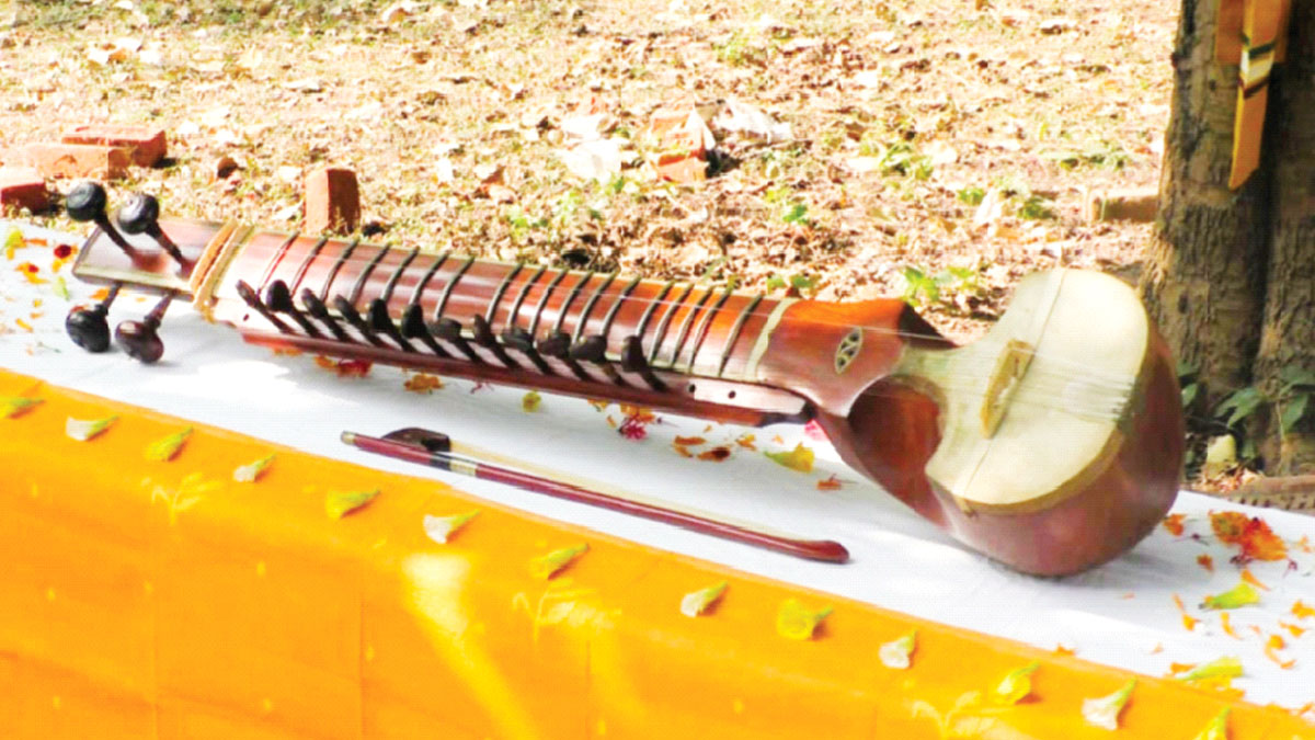 বিশ্বভারতীতে দীনেন্দ্রনাথ ঠাকুরের এসরাজ প্রদর্শন