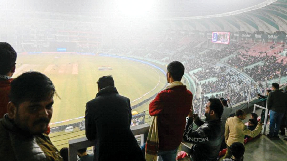 লখনউ মাঠে কুয়াশায় খেলা বন্ধ নিয়ে বিতর্ক ও প্রশ্নের মুখে বোর্ড কর্মকর্তারা