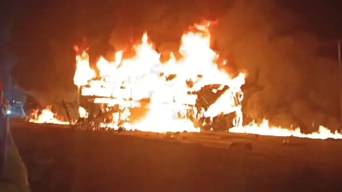 কর্ণাটকে ট্রাকের সঙ্গে বাসের ধাক্কা, আগুনে ঝলসে মৃত্যু কমপক্ষে ১০ জনের