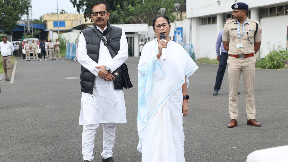 অরূপের ইস্তফা গ্রহণ করলেন মুখ্যমন্ত্রী, নিজের হাতেই রাখলেন ক্রীড়া দপ্তর