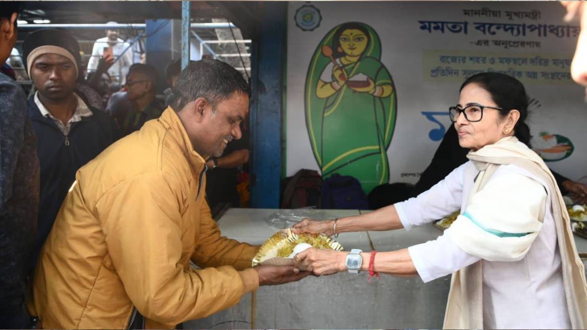 মা ক্যান্টিনে হঠাৎ হাজির মুখ্যমন্ত্রী, বয়স্কদের হাতে তুলে দিলেন খাবার