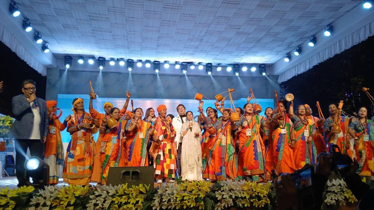 গানমেলায় মুখ্যমন্ত্রী, গাইলেন, পা মেলালেন নাচে, মন জয় করলেন সবার