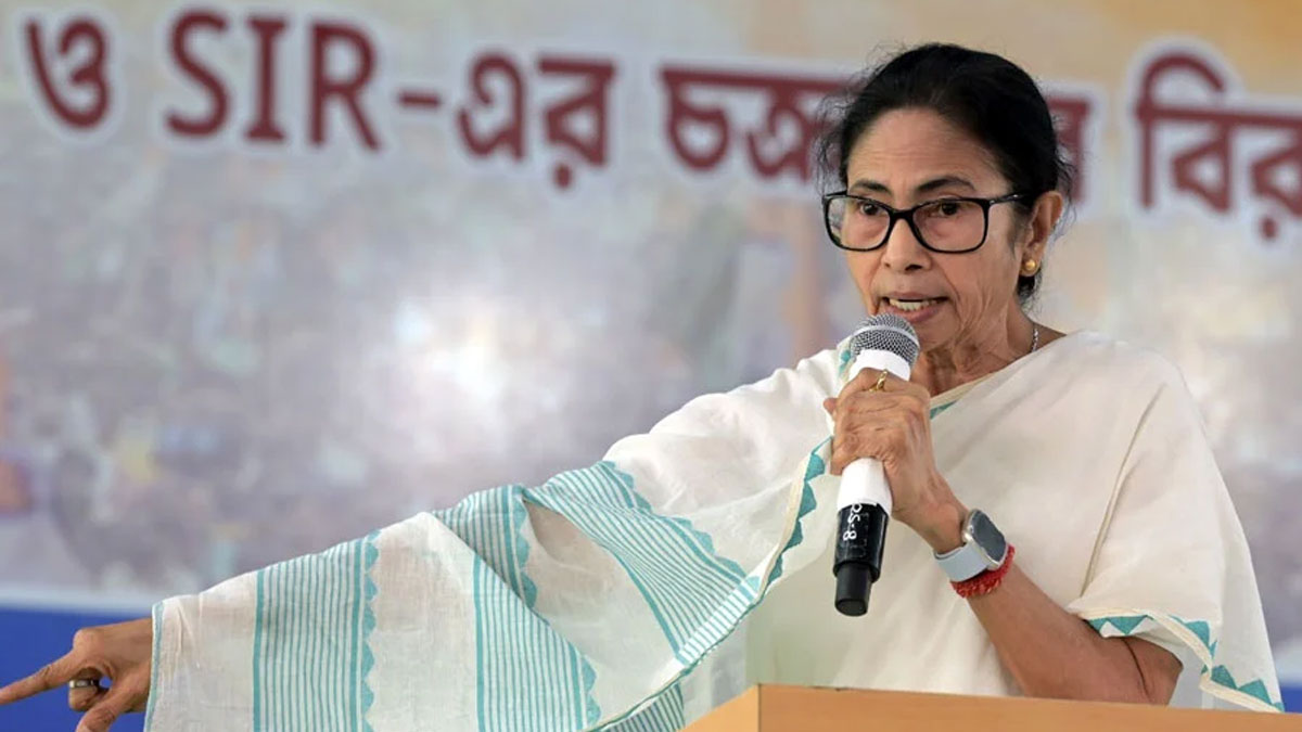এসআইআর, সম্প্রীতি ও ‘বাংলাবিদ্বেষ’— মুর্শিদাবাদে একাধিক ইস্যুতে কেন্দ্রকে কড়া আক্রমণ মমতার