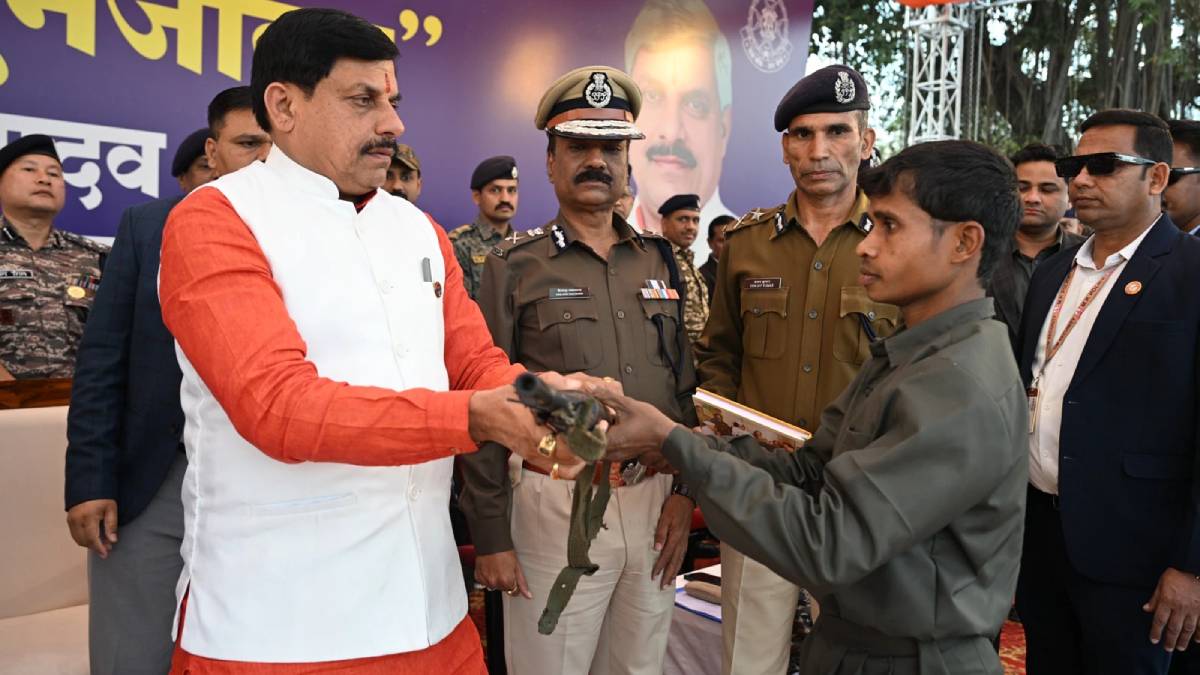 মধ্যপ্রদেশে স্বেচ্ছায় ধরা দিলেন ১০ মাওবাদী,  আত্মসমর্পণ ‘মোস্ট ওয়ান্টেড’ কমান্ডার কবীরেরও