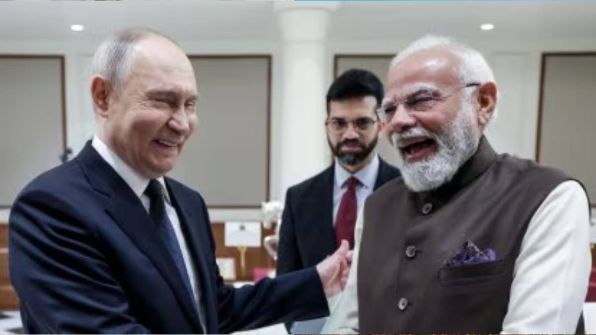 ‘ভারত নিরপেক্ষ নয় শান্তির পক্ষে’, পুতিনের পাশে বসে বার্তা মোদীর
