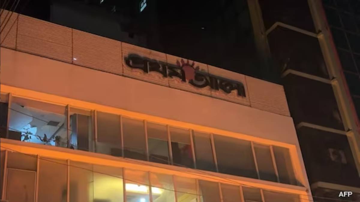 সংবাদপত্রের দপ্তরে হামলা ভাঙচুর, বিক্ষোভ সামাল দিতে শাহবাগে নামানো হল র্যা ব