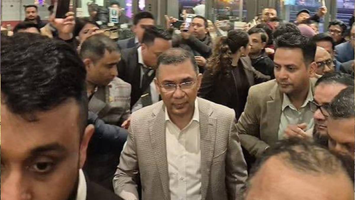 হাদির কবরে পুষ্পস্তবক দিলেন খালেদা পুত্র তারেক রহমান