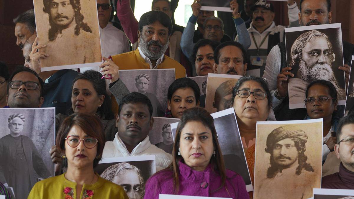 মনীষীদের ছবি হাতে তৃণমূলের নীরব বিক্ষোভ