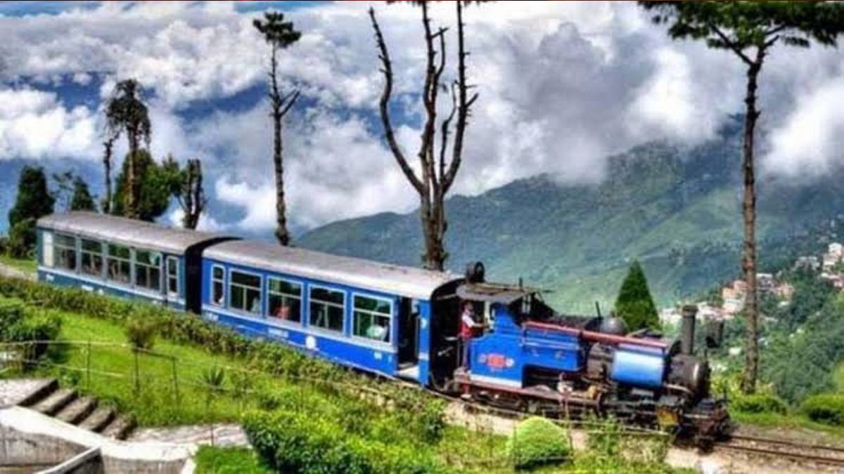 শীতের ছুটিতে টয় ট্রেনে মজেছে পর্যটকরা, পিছিয়ে নেই দার্জিলিঙের জয় রাইডও