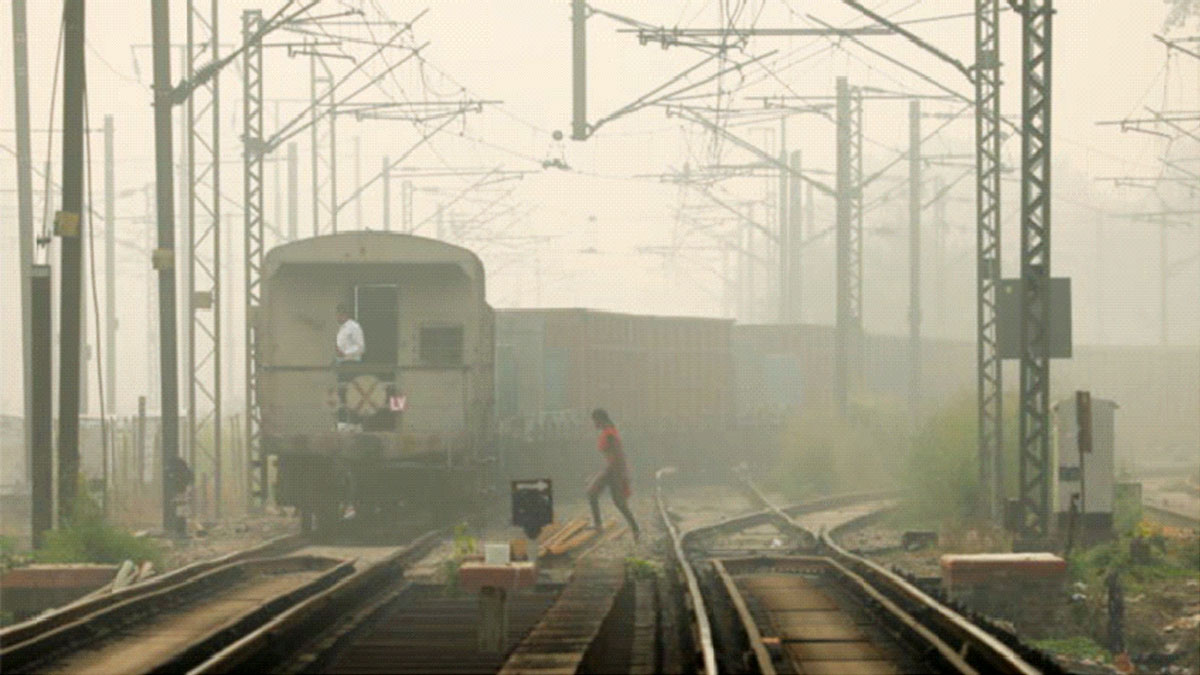 ‘বিষ’ বাতাসে রাজধানীতে বাতিল শতাধিক বিমান, ব্যাহত ট্রেন চলাচলও