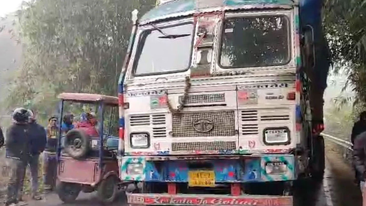 পুলিশের চাকরির পরীক্ষা দিতে যাওয়ার পথে তরুণীকে পিষে দিল ট্রাক