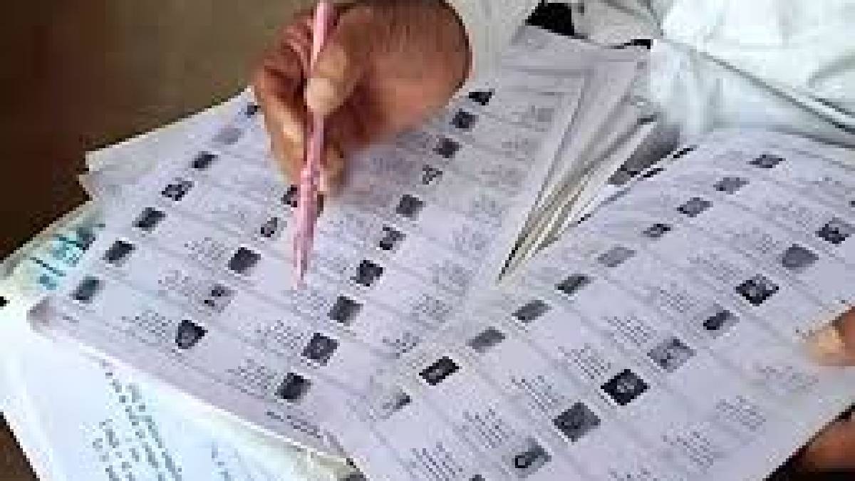 খসড়া ভোটার তালিকা থেকে নাম বাদ পড়ার অভিযোগে সিইও দপ্তরের সামনে বিক্ষোভ বিএলওদের