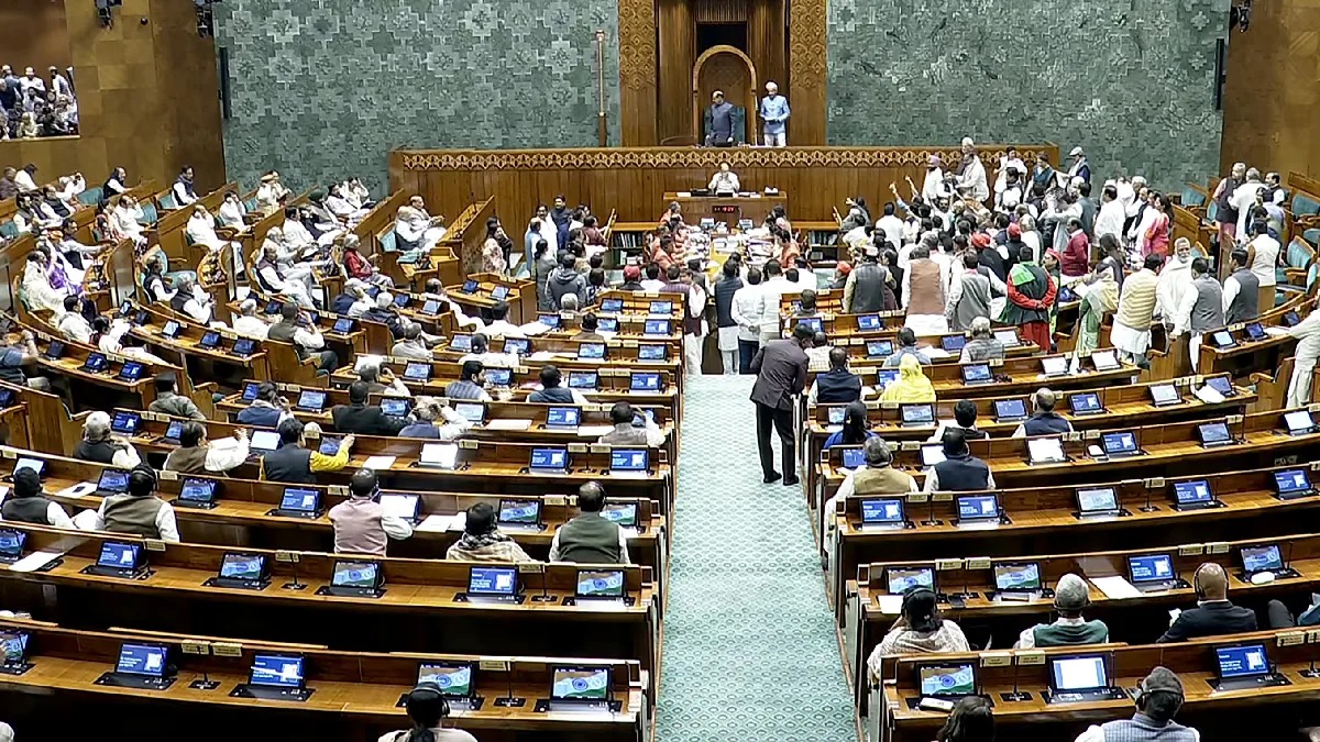 শীতকালীন অধিবেশনের তৃতীয় দিনে সেশন শুরুর আগে শ্রমবিধি নিয়ে ইন্ডিয়া জোটের প্রতিবাদ