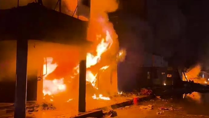 করাচির শপিং মলে আগুন, মৃত ৩