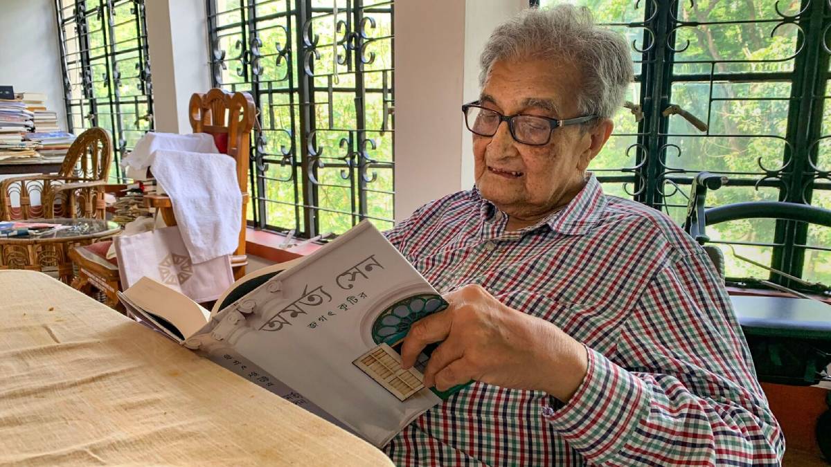 সিইও-র দাবি উল্টো করে অমর্ত্য সেনের বাড়িতে এসআইআর নোটিস, ‘হয়রানি’ অভিযোগে সরব তৃণমূল