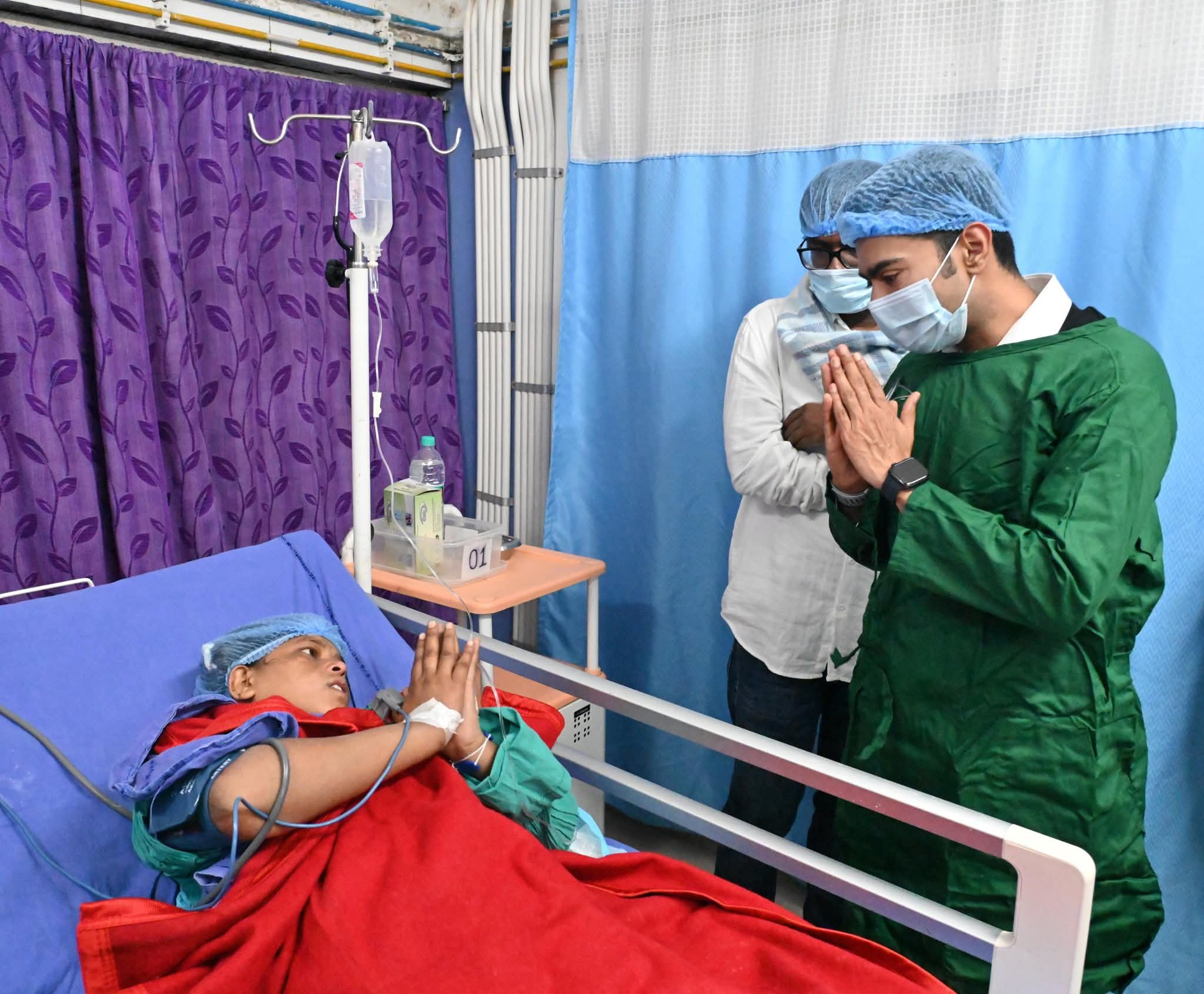 সোনালি বিবির ছেলের নাম রাখলেন অভিষেক