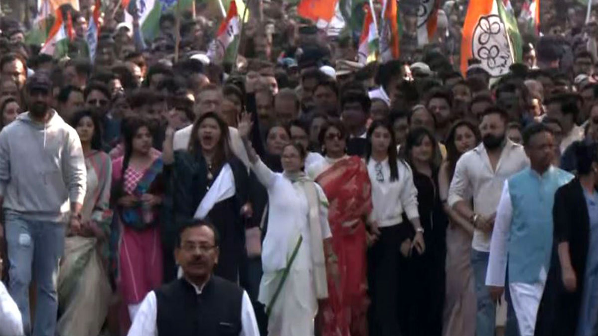 আইপ্যাক-এর দপ্তরে তল্লাশির প্রতিবাদে রাজপথে মমতা