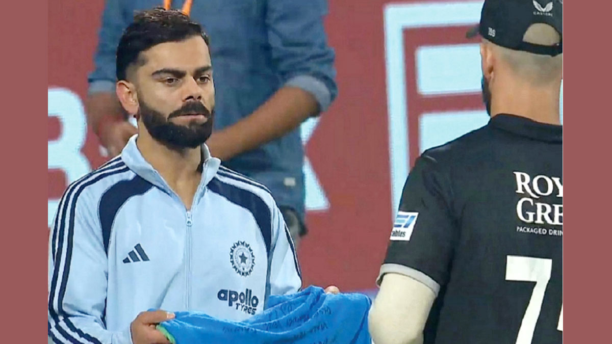 মিচেলকে সই করা জার্সি উপহার দিয়ে কুর্নিশ জানালেন কোহলি