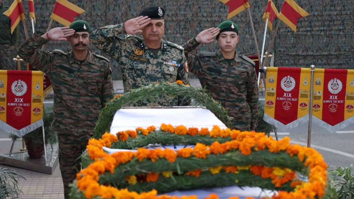 কিশ্তওয়ারে জঙ্গি হামলায় শহিদ বিশেষ কমান্ডো, শেষ শ্রদ্ধায় সেনা ও পুলিশ