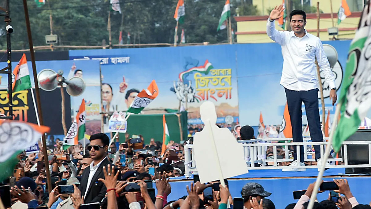 এসআইআর তালিকায় ‘মৃত’ দেখানো তিন জনকে মঞ্চে তুলে কমিশনকে কটাক্ষ অভিষেকের