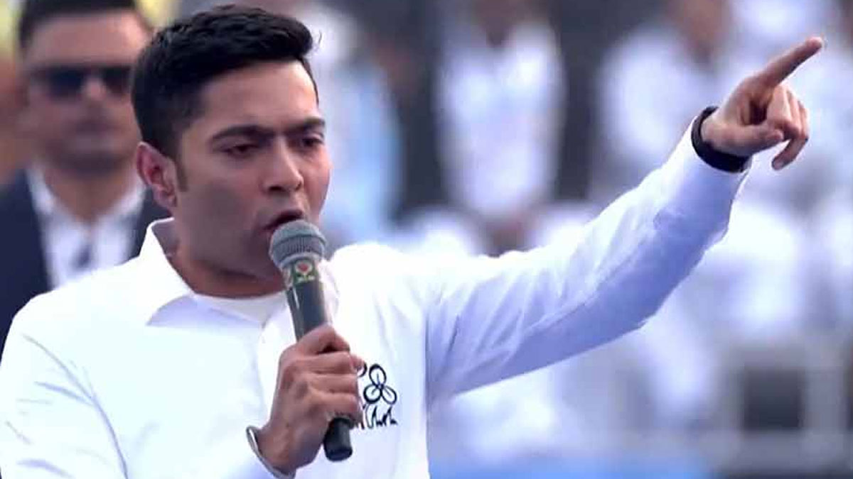 এসআইআর তালিকায় ‘মৃত’ দেখানো তিন জনকে মঞ্চে তুলে কমিশনকে কটাক্ষ অভিষেকের