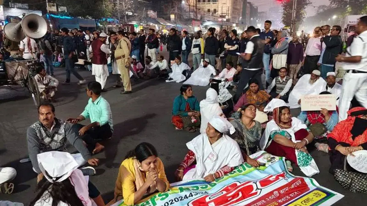 কলকাতা পুরসভার সামনে অঙ্গনওয়াড়ি কর্মীদের বিক্ষোভ, ব্যারিকেডে স্তব্ধ ধর্মতলা