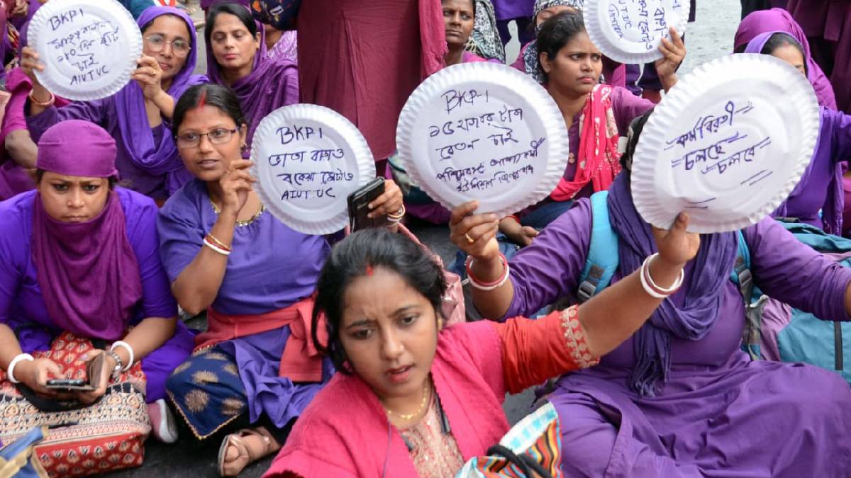 স্বাস্থ্যভবনের সঙ্গে বৈঠকের পর অবস্থান প্রত্যাহার আশাকর্মীদের, তবে কর্মবিরতি চলবে